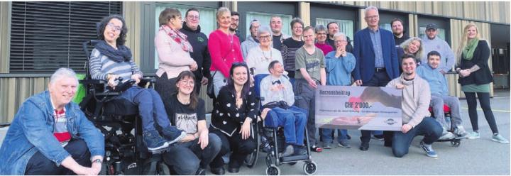 Gemeinsam mit Klienten nimmt Peter Annen (stehend im Anzug) den Scheck der Auto- und Motorrad-Vereinigung entgegen.
Bild: zg