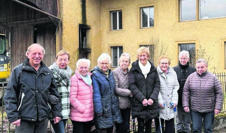Die noch lebenden Personen der 10. Kohler-Generation verabschiedeten sich von ihrem Haus: (v. l.) Alois Kohler, Susanne Baumann, Bernadette Koller, Trudi Hafner, Silvia Blunschi, Anita Saxer, Marie Humbel, Agnes Sager und Anna Schabrun. Bilder: Roger Wetli (1), zg (2)