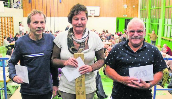 Das Siegertrio strahlt nach der Rangverkündigung um die Wette, (v. l.) Max Hüsser (3.), Bernadette Ottiger (1.), Walter Roth (2.).