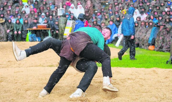 Start nach Mass im 1. Gang. Joel Strebel (grünes Hemd) legt den Eidgenossen Severin Schwander ins Sägemehl. Bilder: Olivier Jenni