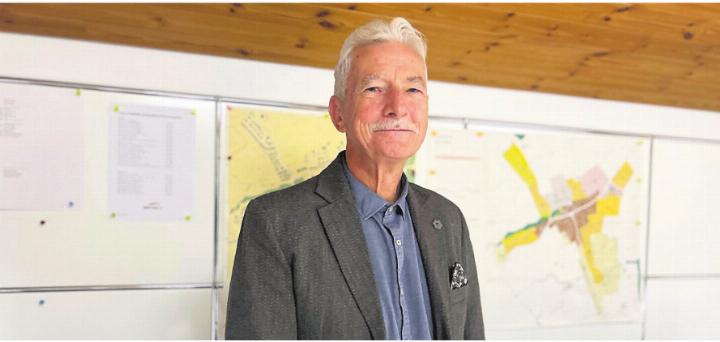 Überrascht schaut der Arner Vizeammann zurück auf seine Zeit im Gemeinderat. Bild: sab Überrascht schaut der Arner Vizeammann zurück auf seine Zeit im Gemeinderat. Bild: sab