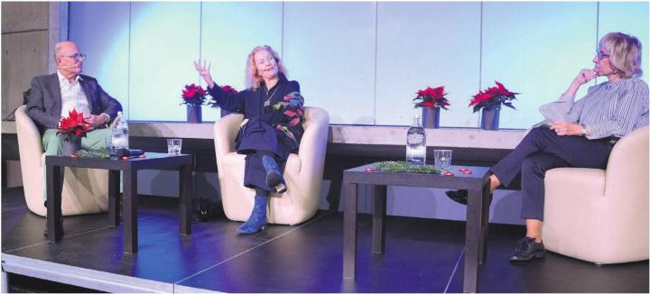 In der dritten Ausgabe des Kanti-Talks entlockte Moderatorin Annelis Schröter-Meier (rechts) dem Unternehmensberater und Kirchenratspräsidenten Pascal Gregor sowie Tänzerin und Choreografin Brigitta Luisa Merki so manch spannende Anekdote aus ihrem Leben. Bild: Chregi Hansen In der dritten Ausgabe des Kanti-Talks entlockte Moderatorin Annelis Schröter-Meier (rechts) dem Unternehmensberater und Kirchenratspräsidenten Pascal Gregor sowie Tänzerin und Choreografin Brigitta Luisa Merki so manch spannende Anekdote aus ihrem Leben. Bild: Chregi Hansen