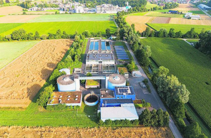 Auf einem aktuellen Drohnenfoto wird die Abwasserreinigungsanlage (ARA) im Blettler anschaulich präsentiert. Acht Gemeinden mit rund 34 000 Einwohnern vertrauen auf die zuverlässige Arbeit in der ARA des Abwasserverbands Region Wohlen. Bilder: Richard Gähwiler / zg