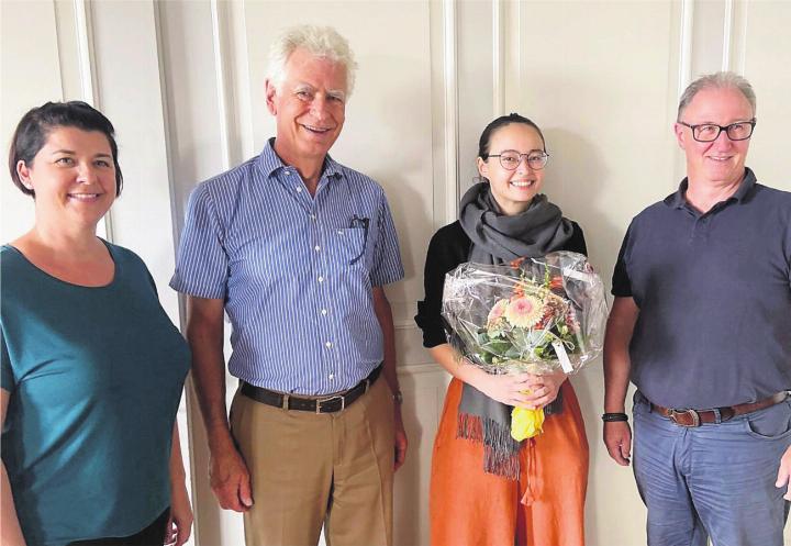 Spezielle Ehre: Anlässlich ihres Umzugs wurde Cassandra Zehnder (3. v. l.) von Sandra Meier-Wernli, Leiterin Einwohnerdienste, Stadtammann Raymond Tellenbach und Stadtschreiber Beat Neuenschwander (v. l.) in Bremgarten begrüsst und beschenkt. Bild: Sabrina Salm