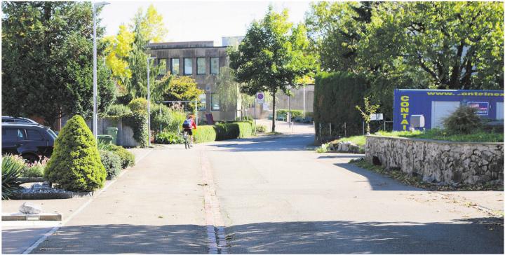 Unter anderem in diesem Strassenabschnitt der Kelleräckerstrasse sollen die Wasserleitungen saniert werden. Bild: zg Unter anderem in diesem Strassenabschnitt der Kelleräckerstrasse sollen die Wasserleitungen saniert werden. Bild: zg