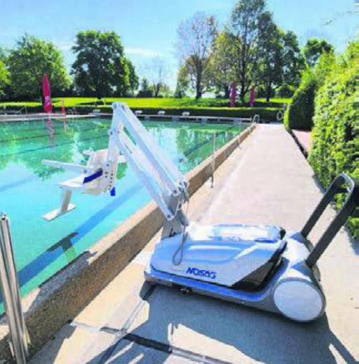 Dank dem neuen Schwimmbadlift gelangen auch Rollstuhlfahrer ins kühle Wasser. Bild: gk