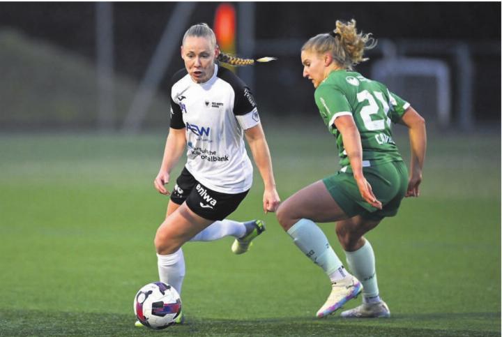 Michelle Stierli (links) ist Captain der Aarau-Frauen. Die Ärztin kämpft mit ihrem Team gegen den Abstieg. Bild: Alexander Wagner