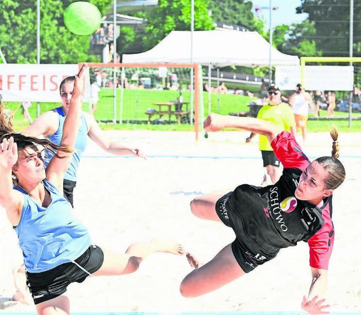 Auf dem Sandfeld gehört Francine Biffiger (rechts) zu den besten Spielerinnen des Landes. Im Juni brachte sie mit viel Engagement den Trendsport ins Freiamt – und dies erfolgreich. Bild: awa