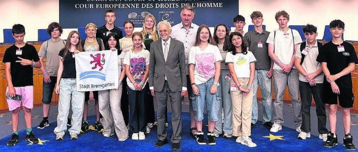 Die Bremgarter Kinder wurden von Andreas Zünd am Europäischen Gerichtshof für Menschenrechte empfangen. Bild: zg