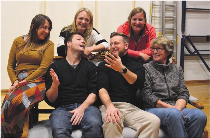 Sie verstehen sich, auf und neben der Bühne, von links: Stefanie Stöckli, Marc von Flüe, Janine Meier-Berger, Michel Marty, Silvia Etterlin und Agnes Wüthrich. Bilder: Annemarie Keusch