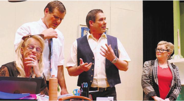 Im Büro Winter Corporate wird diskutiert, von links: Susi Lager (Ruth Staubli), Hubert Kunz (David Küng), Stefan Maibach (Roland Aeberli) und Cornelia Amstalden (Claudia Anderegg).
Bilder: Richard Gähwiler