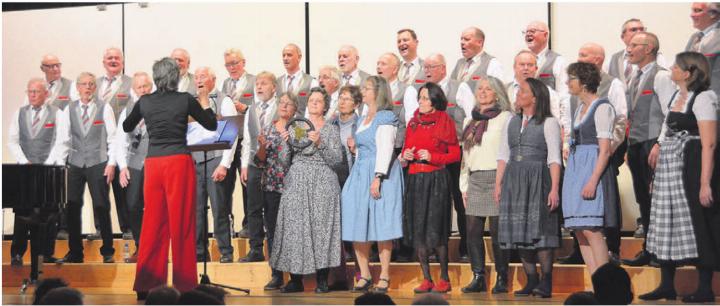 Der Frauenchor Birmensdorf unterstützte den Männerchor Oberwil-Lieli beim Lied «Im Wagen vor mir». Bild: rwi