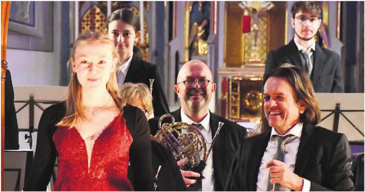 Solistin Jana Bürger begeistert die Zuhörer an der Harfe. Für sie ist es ein besonderes Erlebnis, mit der Musikgesellschaft zu spielen. Auch Peter Werlen (rechts) und die Musikgesellschaft freuen sich über die erbrachte Leistung. Bild: Monica Rast Solistin Jana Bürger begeistert die Zuhörer an der Harfe. Für sie ist es ein besonderes Erlebnis, mit der Musikgesellschaft zu spielen. Auch Peter Werlen (rechts) und die Musikgesellschaft freuen sich über die erbrachte Leistung. Bild: Monica Rast