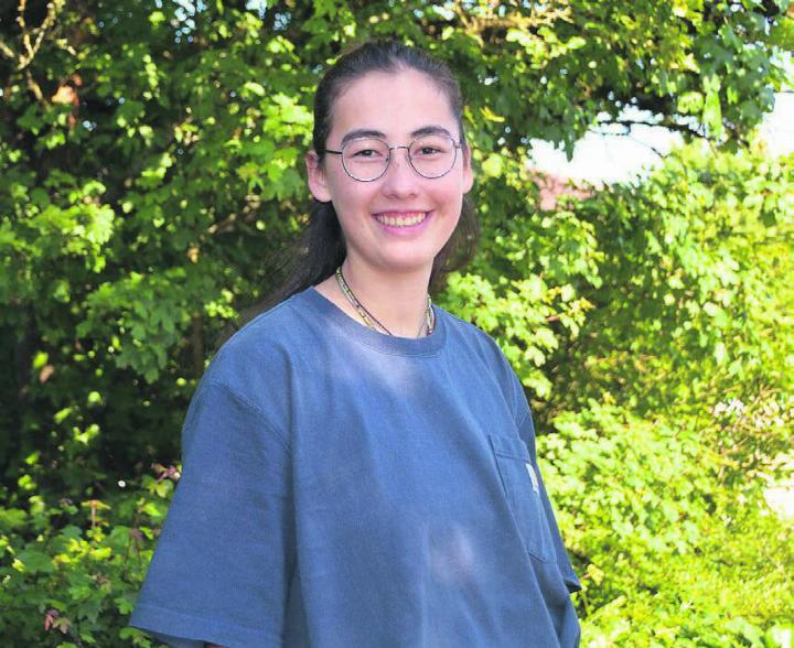 Das Ziel von Julia Hasse war es, das Thema «Entschei-
dungslähmung der Generation Z» sowohl theoretisch zu erforschen als auch auf eine künstlerische und zugängliche Weise mit dem Medium Theater darzustellen. Das hat bei «Schweizer Jugend forscht» überzeugt.
Bild: Sabrina Salm