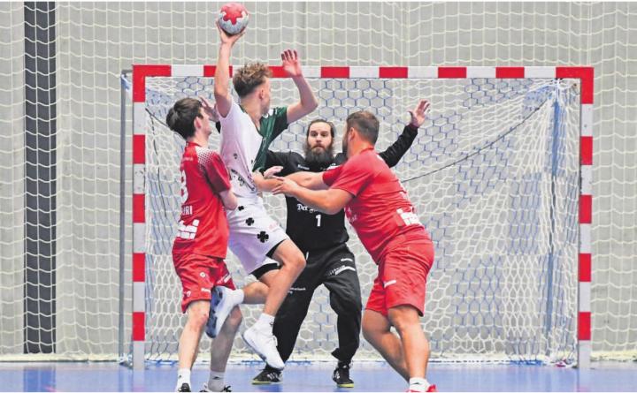 Der TV Muri tat sich mit der starken Offensive des Gegners schwer.
Bild: tvm Der TV Muri tat sich mit der starken Offensive des Gegners schwer.
Bild: tvm