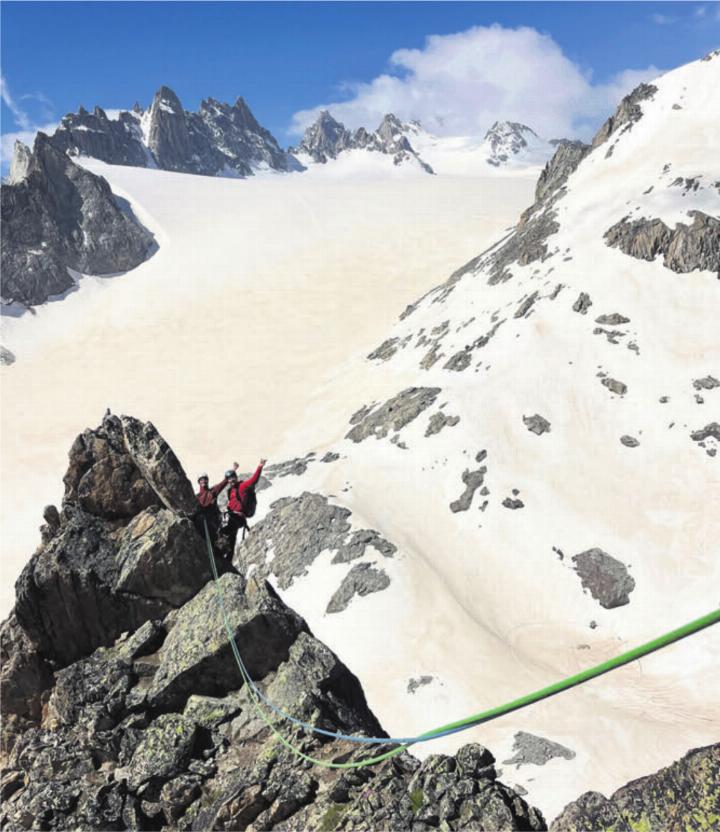 27. Juni: Aguille d’Orny im Wallis. «Eine schöne Klettertour mit Blick in den Winter, aber der warmen Sommersonne auf der Haut», schreibt Corina Haller aus Wohlen zum Bild.