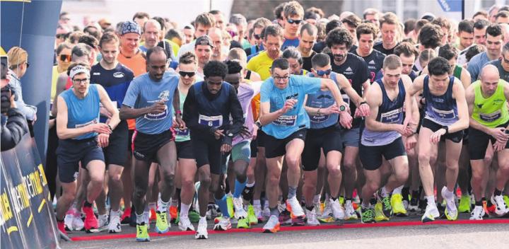 Am Start wird es diesmal noch enger. Rund 3500 Anmeldungen sind am Reusslauf eingegangen.
Bild: Archiv/awa