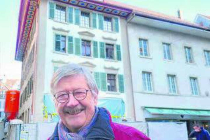 Ernst Fischer vor seinem Dosenbachhaus.