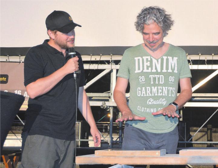 Screenwriter, Director, Producer und Editor Peter Luisi (rechts) hinterliess seine Handabdrücke für die «Wall Of Fame». Angeleitet wurde er durch den «Kino uf em Dorfplatz»-Präsidenten Stefan Meienberg. Bild: Roger Wetli