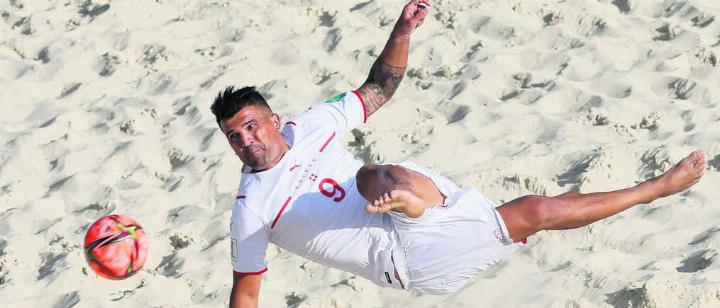 Wer in der Schweiz Beachsoccer sagt, der meint Dejan Stankovic. Der Freiämter hat diesen Sport geprägt wie kein anderer. Schon im Januar entscheidet er sich für den Rücktritt, der nun offiziell wird. Stankovic engagiert sich nun beim FC Baden II. 
Im letzten Jahr verpasst die Schweiz die Qualifikation für die Weltmeisterschaft. Und Dejan Stankovic macht sich in den kalten Monaten seine Gedanken. «Ich spürte immer mehr, dass mein Körper älter wird», sagt der bald 40-Jährige. Nebst 100-Prozent-Job und den Verpflichtungen als Familienvater wird der Aufwand für den Beachsoccer im fortschreitenden Alter langsam, aber sicher zu viel. «Aufwand und Ertrag passten nicht mehr», so Stankovic.
Jetzt Co-Trainer des Cousins
Im Januar fällt er den Entscheid, dass er zurücktritt. Ende Juni steht auf der Homepage des FC Baden, dass Stankovic «als ehemaliger Beachsoccer-Nationalspieler» nun Assistenztrainer der zweiten Mannschaft wird. Cheftrainer ist sein Cousin Sasa Stankovic– ebenfalls ein Freiämter. «Ich möchte mich weiterentwickeln, mehr in den