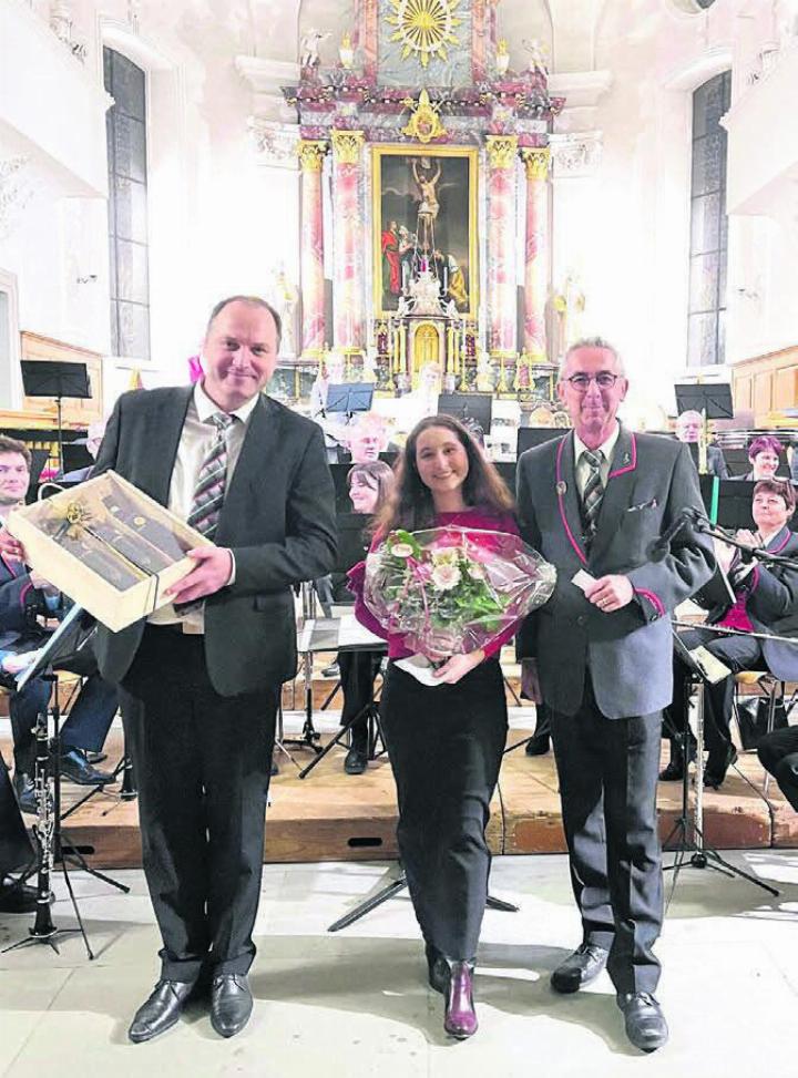 Musikvereinspräsident Markus Konrad (rechts) bedankt sich bei Moderatorin Olivia Huggel und Dirigent Markus Steimen. Bilder: Walter Minder