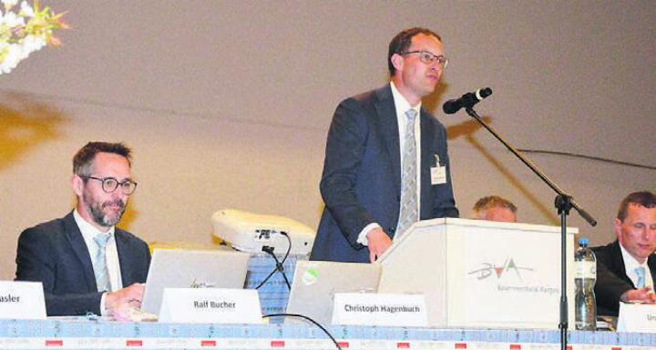Präsident Christoph Hagenbuch (Mitte) plädierte für Vertrauen statt Kritik. Links von ihm sitzt Ralf Bucher, Geschäftsführer des BVA aus Mühlau. Bild: zg