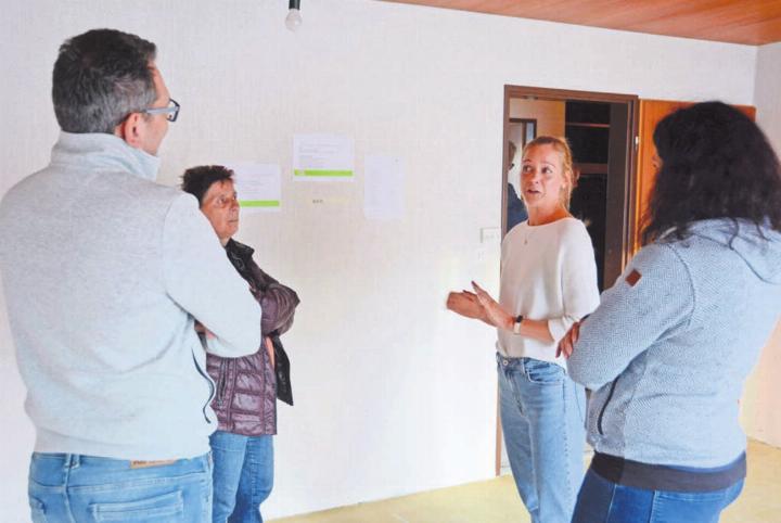 Die zukünftige Leiterin Nadja Humm (2. von rechts) freut sich über das grosse Interesse am Informationsabend. Sie konnte viele Eltern durch das Gebäude führen und etliche Detailfragen beantworten. Bild: Chregi Hansen