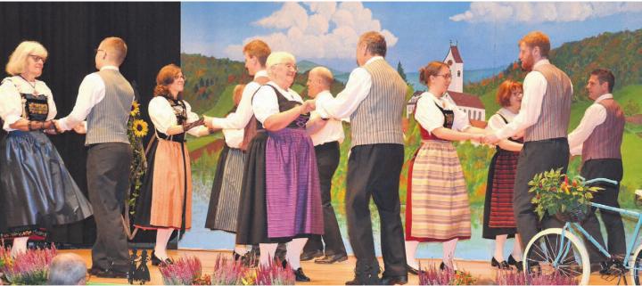Die Volkstanzgruppe Eggenwil zeigte viel Schwung. Bild: Albert Schumacher Die Volkstanzgruppe Eggenwil zeigte viel Schwung. Bild: Albert Schumacher