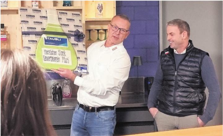Gewerbevereinspräsident Urs Beyeler bedankte sich mit einer «gebackenen» Flasche für die grossartige Gastfreundschaft bei Marco Staubli. Bilder: Verena Anna Wigger