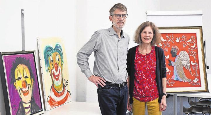 Das Co-Präsidium der Kunstkommission, Verena Schütz und Robert Keller, freut sich auf etliche Aktivitäten, vor allem auf die Ausstellung mit Clown-Bildern von Giani Castiglioni. Bild: Daniel Marti