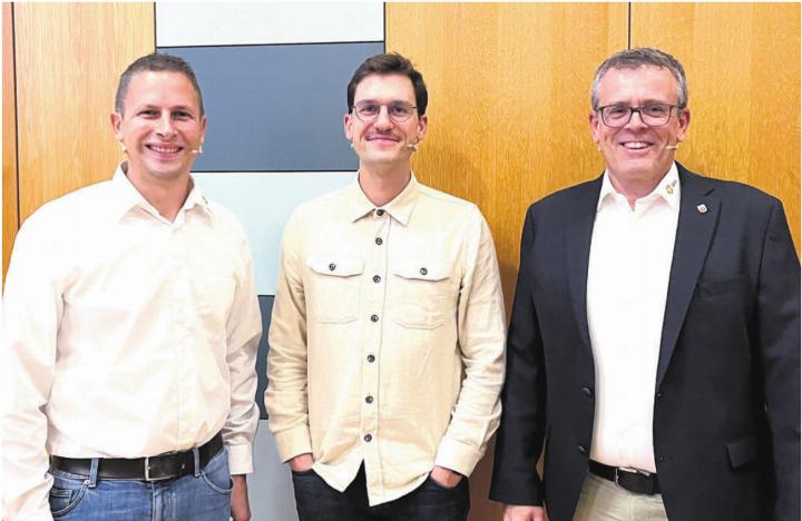 Die drei kompetenten Referenten an diesem Abend (von links): Jonas Moos (Leiter Energielösungen GWV), Benjamin Wanzenried (OekoWatt) und Martin Hössli (Geschäftsleiter GWV). Bild: Walter Minder Die drei kompetenten Referenten an diesem Abend (von links): Jonas Moos (Leiter Energielösungen GWV), Benjamin Wanzenried (OekoWatt) und Martin Hössli (Geschäftsleiter GWV). Bild: Walter Minder