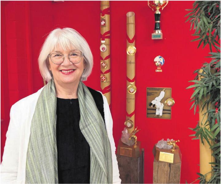 Suzanne Emch fand in ihrem Sport Erfolg und Erfüllung – und zog daraus Wissen und Know-how, um eine einzigartige Kampfkunst-Schule zu betreiben. Nun hat sie die Nachfolge aufgegleist, hält ihrem Lebenswerk aber weiterhin die Treue. Bild: Marco Huwyler