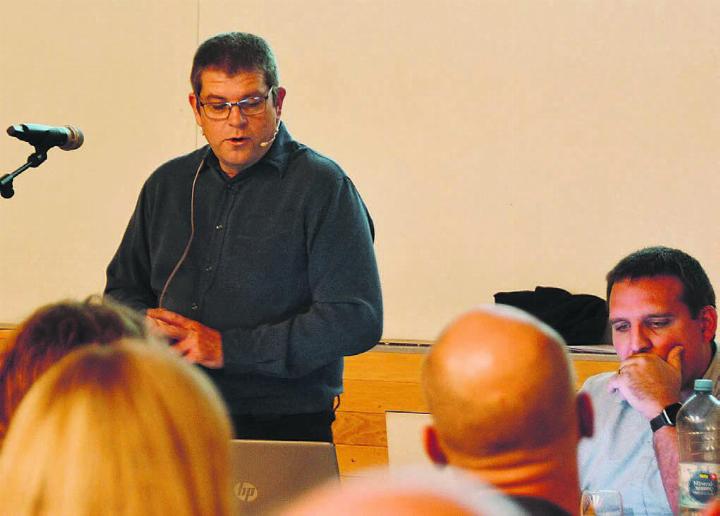 Gemeindeammann Marcel Riesen (links) führte durch die Versammlung – neben ihm sitzt Gemeinderat Stefan Hafen. Bild: Annemarie Keusch