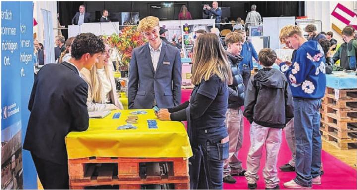 Die Berufsschau «Lehrplätz» fand sehr guten Anklang und bot tolle Gespräche. Bild: huy Die Berufsschau «Lehrplätz» fand sehr guten Anklang und bot tolle Gespräche. Bild: huy