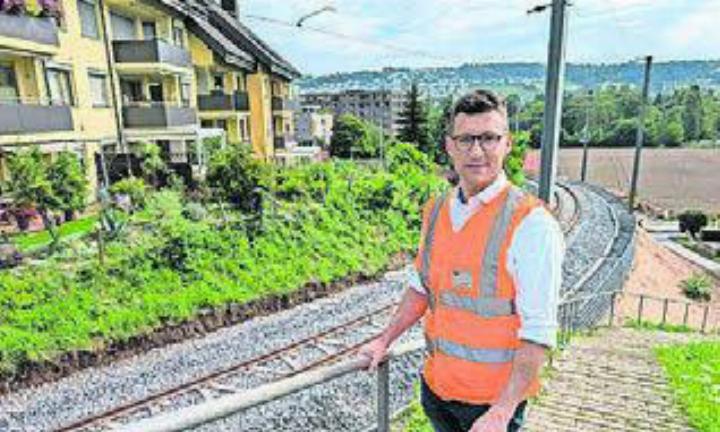 Michael Briner von der AVA zeigt uns die sanierte Strecke. Bild: huy