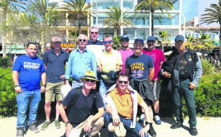 Elf Boswiler Männerturner genossen die Sonne an der Flaniermeile von El Arenal. Bild: zg