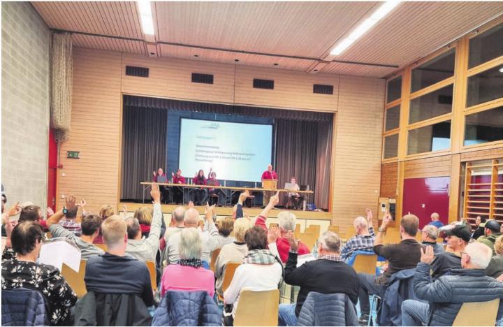 Die Einwohnergemeindeversammlung genehmigte nach kurzer Diskussion die Erhöhung der Wasser- und Abwasserbeiträge klar. Bild. vaw