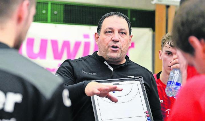 Mimmo Di Simone gibt seinen Spielern taktische Anweisungen. Das gehört der Vergangenheit an. Er ist nicht mehr Trainer beim TV Muri. Bild: Archiv/awa