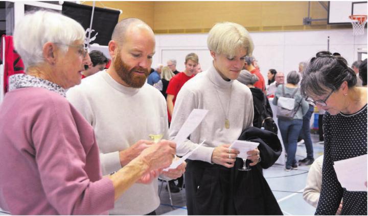 Am Zufiker Neuzuzügeranlass wurden viele Gespräche geführt. Bilder: Roger Wetli Am Zufiker Neuzuzügeranlass wurden viele Gespräche geführt. Bilder: Roger Wetli