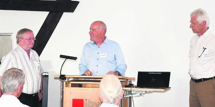 VR-Präsident Norbert Ender (Mitte) verabschiedet die beiden Verwaltungsratsmitglieder Charles Hegglin (Villmergen, links) und Raymond Tellenbach (Bremgarten). Bild: dm