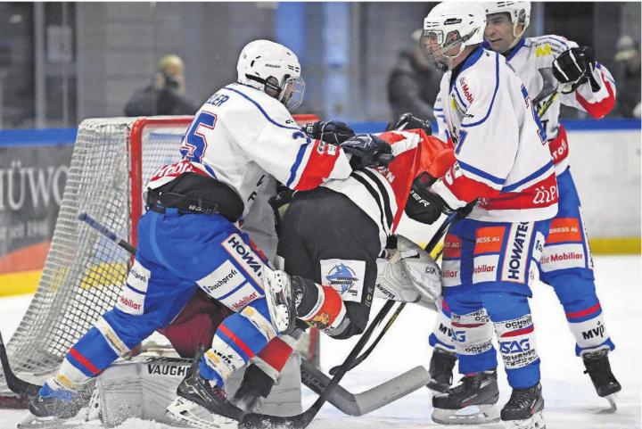 Die Wohler (in Weiss) wehren sich gegen Fi-Gö nach Kräften, verlieren aber dennoch. Von links die Wohler Marc Gisler, Michael Frei und Joel Nietlisbach. Sie nehmen Fi-Gös Yves Simmen in die Mangel.
Bilder: Alexander Wagner Die Wohler (in Weiss) wehren sich gegen Fi-Gö nach Kräften, verlieren aber dennoch. Von links die Wohler Marc Gisler, Michael Frei und Joel Nietlisbach. Sie nehmen Fi-Gös Yves Simmen in die Mangel.
Bilder: Alexander Wagner