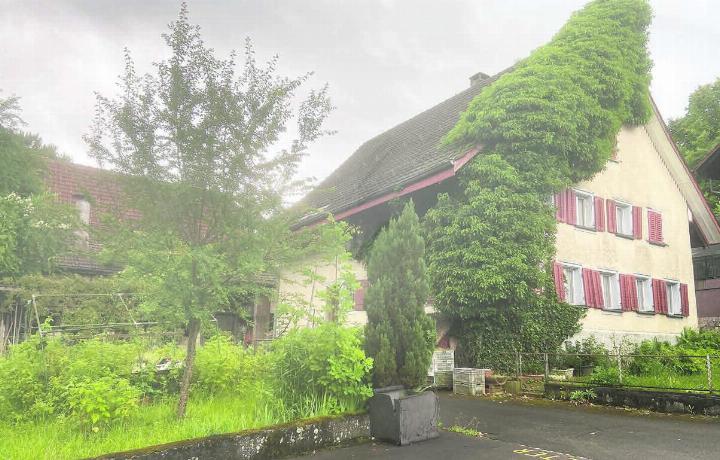Die Liegenschaft an der Schulstrasse 8 wird nun von den Beriker Ortsbürgern gekauft. Was einst auf der Parzelle errichtet werde, stehe noch in den Sternen, 
sagt die Ortsbürgerkommission.
Bild: Sabrina Salm