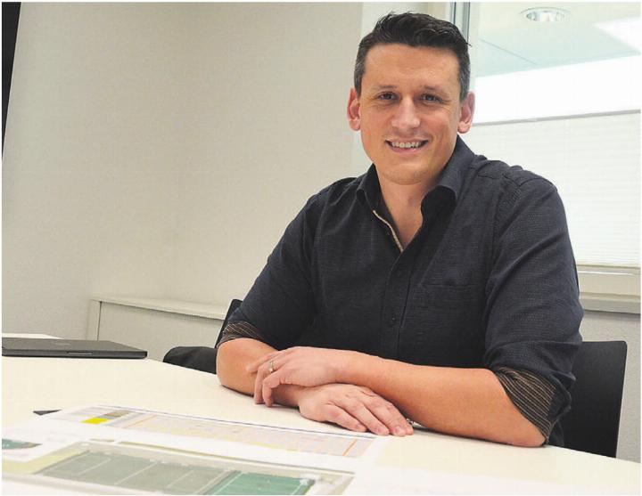 Schon nach den Sommerferien soll das Kunstrasenfeld fertig sein. Pascal Vontobel zeigt die entsprechenden Pläne. Bild: Annemarie Keusch