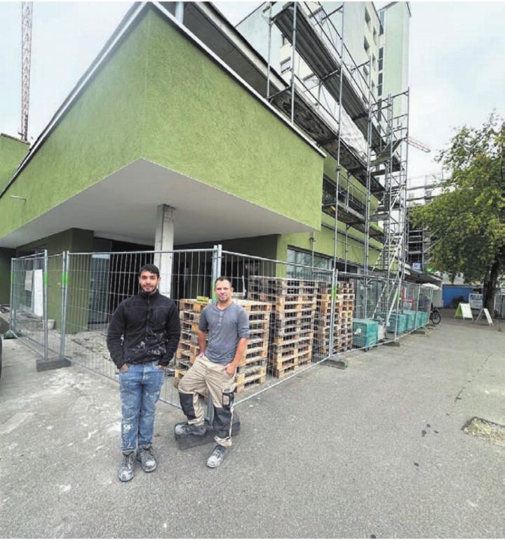 Die Fassade grün, die Motivation rosig. Das neue Kino entsteht.