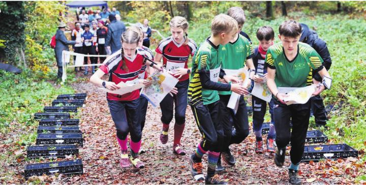 Rennend den Weg finden: Die Gruppe Jugendlicher hat gerade ihre Karten erhalten und macht sich auf den Weg durch den Freiämter Wald. Bild: zg Rennend den Weg finden: Die Gruppe Jugendlicher hat gerade ihre Karten erhalten und macht sich auf den Weg durch den Freiämter Wald. Bild: zg