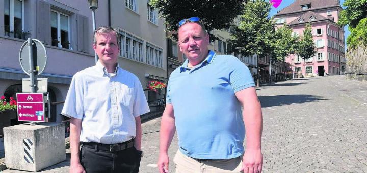 Überarbeitung Gassenreglemt: Stadtrat Stefan Troxler (rechts) stellt gemeinsam mit Stefan Walder die Auswertung der Umfrage vor. Bild: Roger Wetli