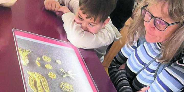 Die Teilnehmenden staunten über die filigranen Strohkreationen. Bild: zg