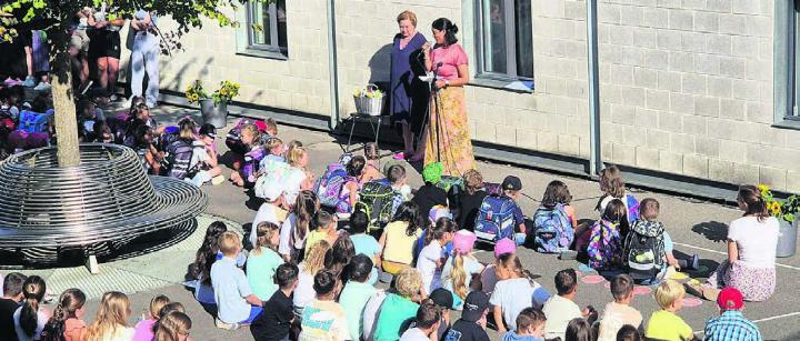 Die Co-Schulleiterinnen Nelly Piukovic (links) und Angela Freytag begrüssten die Schülerinnen und Schüler im neuen Schuljahr. Bild: zg