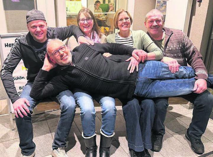 Ein Teil der Geehrten, von links: Philipp Küng, Brigitte Lauber, Susanne Gisler, Heinz Rosenberg und liegend Thomas Villiger. Bild: zg