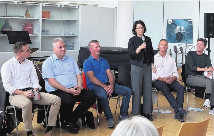 Die Beriker Gemeinderatskandidierenden legten ihre Ansichten dar: (v. l.) Yves Blülle, Stefan Bieri, Roland Koller, Petra Oggenfuss-Feldgrill, Patrick Stangl und Anthony Paine.
Bild: Sabrina Salm